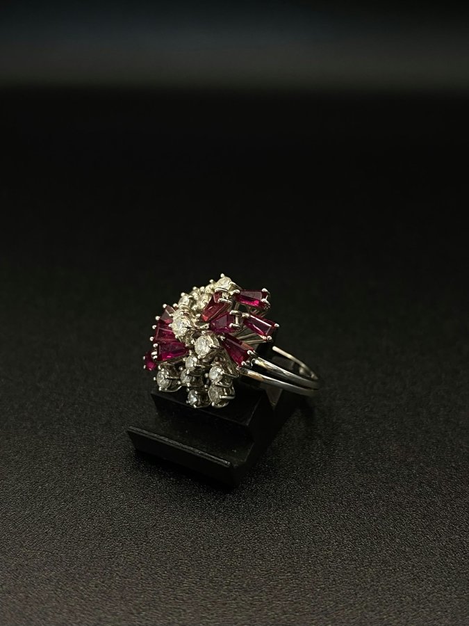 Anillo abanico de rubíes baguette y diamantes Terry's Oro