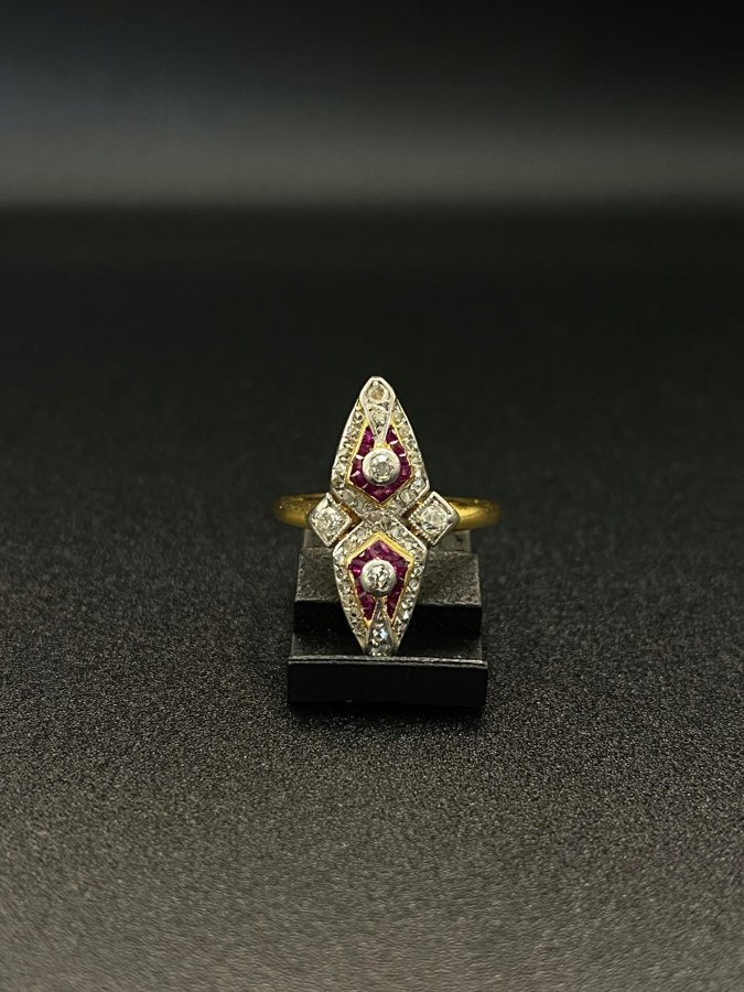 Anillo marquesa vintage de diamantes y rubíes Terry's Oro