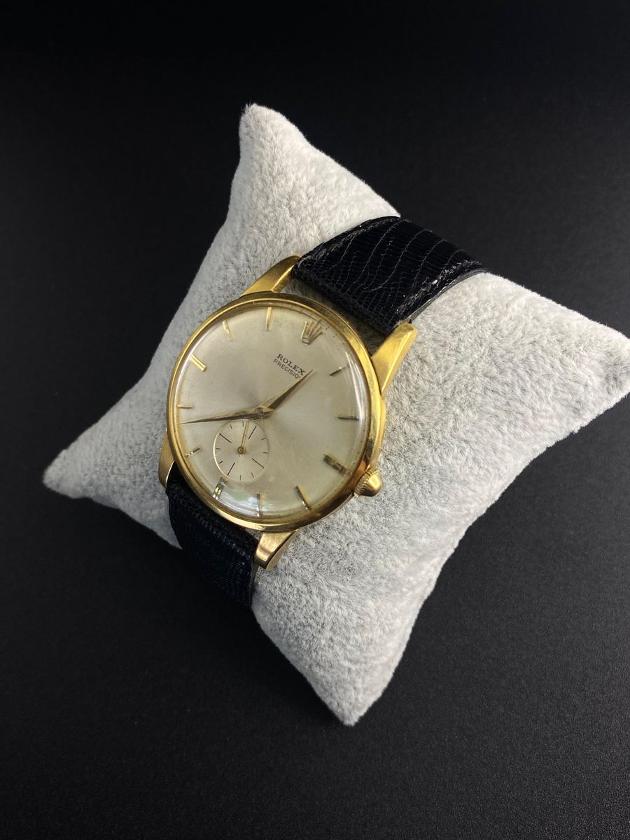 Reloj Oro en Cojín II